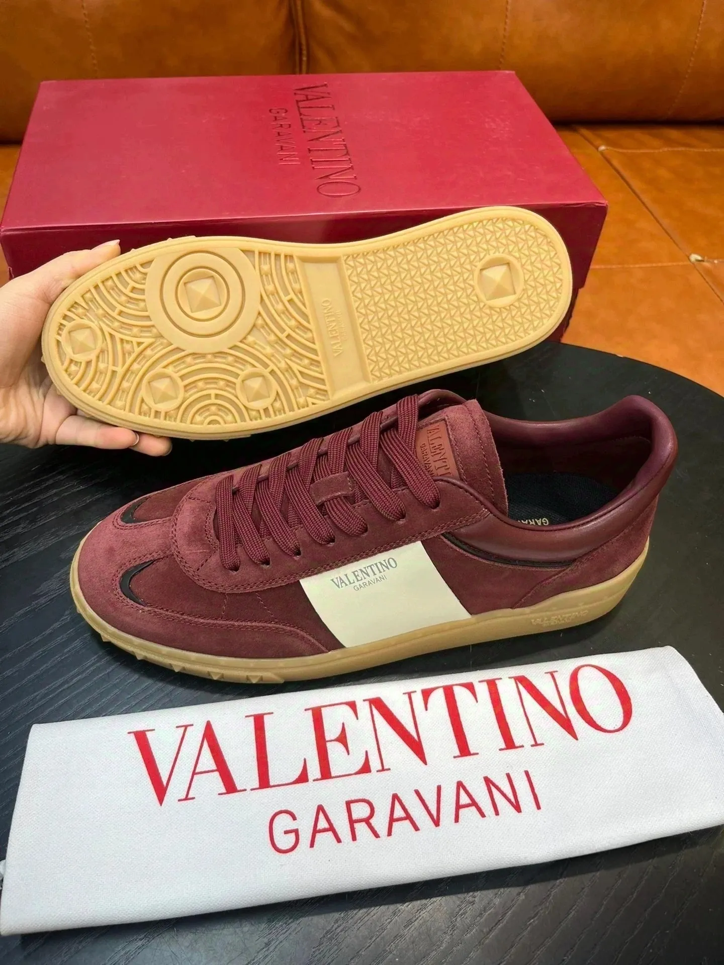 Factory price: 438💰VALENTINO GARAVANI U men's shoes💰VILLAGE couple's style👫low-top sneakers, screen printed VALENTINO GARAVANI LOGO embossed rivets decorated on the rubber soles on the tongue. Stylish and good-looking🤩. Comfortable and stylish on the feet, full of fashion🫢. size: 38-44 (men’s size 38.45 is non-refundable)